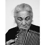 woman playing acordeon